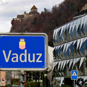 LIECHTENSTEIN  - trecator prin orasul VADUZ