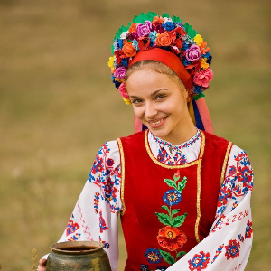 Belles femmes Russes avec tenues traditionnelles
