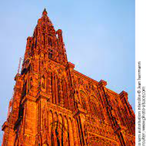 La cathédrale Notre Dame de Strasbourg mise en valeur par le soleil